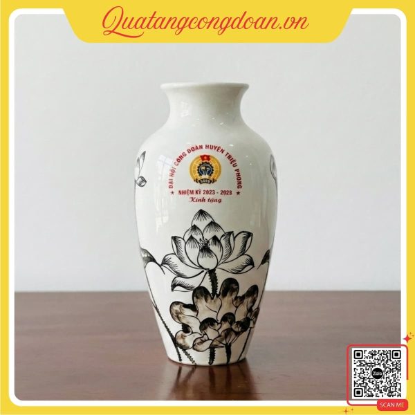 Lọ hoa sứ quà tặng Đại hội Công đoàn huyện Triệu Phong, thiết kế sang trọng, trang nhã, phù hợp quà tặng đại biểu, cán bộ công đoàn và khách mời