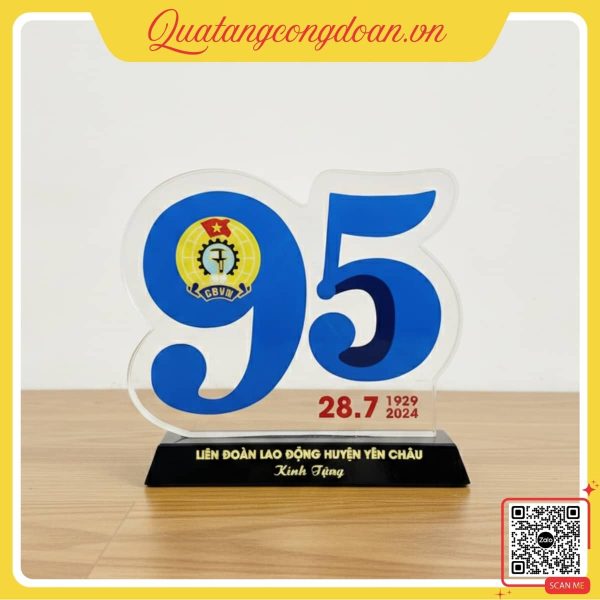 Biểu trưng pha lê kỷ niệm 95 năm thành lập Công đoàn Việt Nam