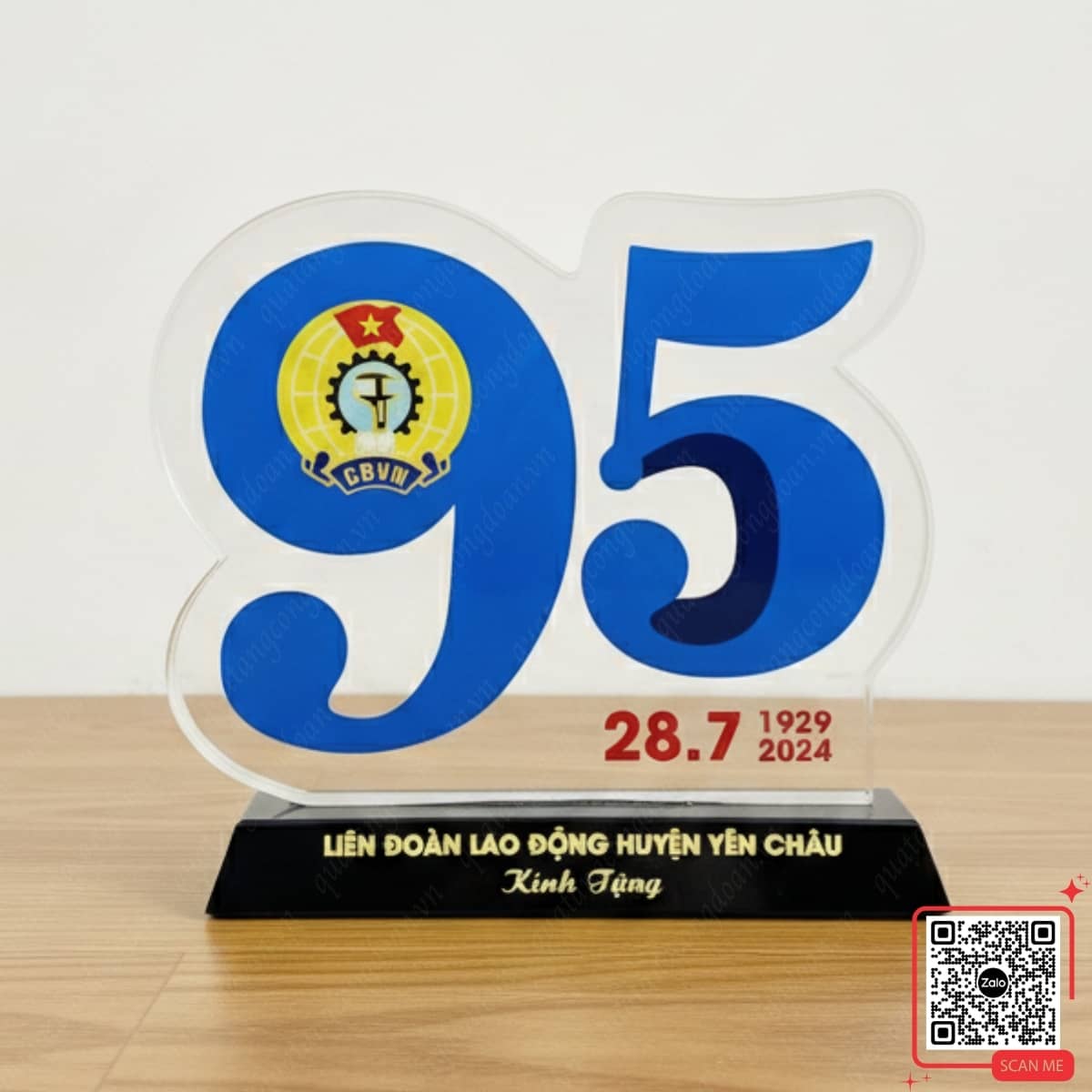 bieu-trung-pha-le-luu-niem-95-nam-cong-doan Biểu trưng pha lê lưu niệm 95 năm Công đoàn Việt Nam