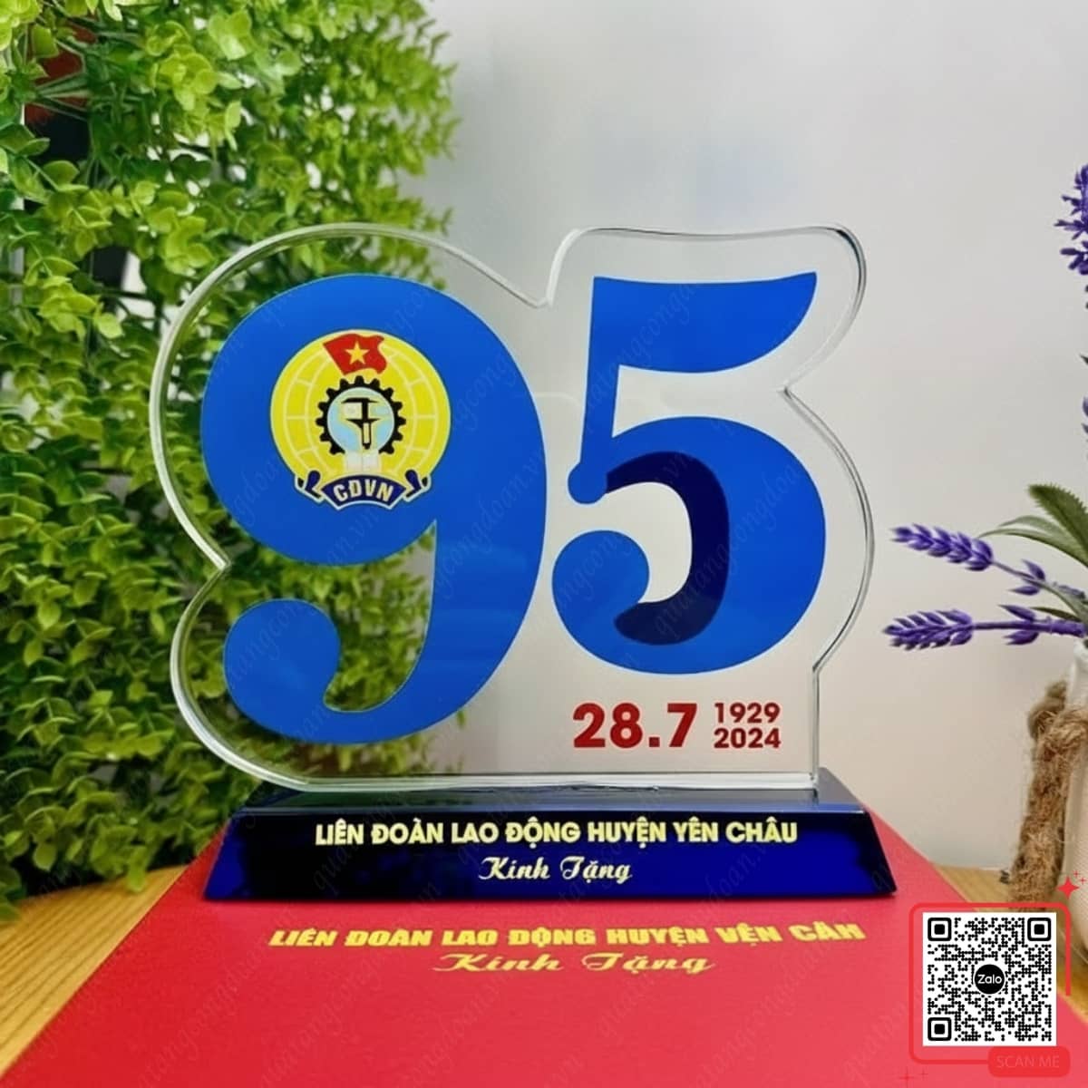 bieu-trung-pha-le-qua-tang-ky-niem-95-nam-thanh-lap-cong-doan Biểu trưng pha lê quà tặng kỷ niệm 95 năm thành lập Công đoàn