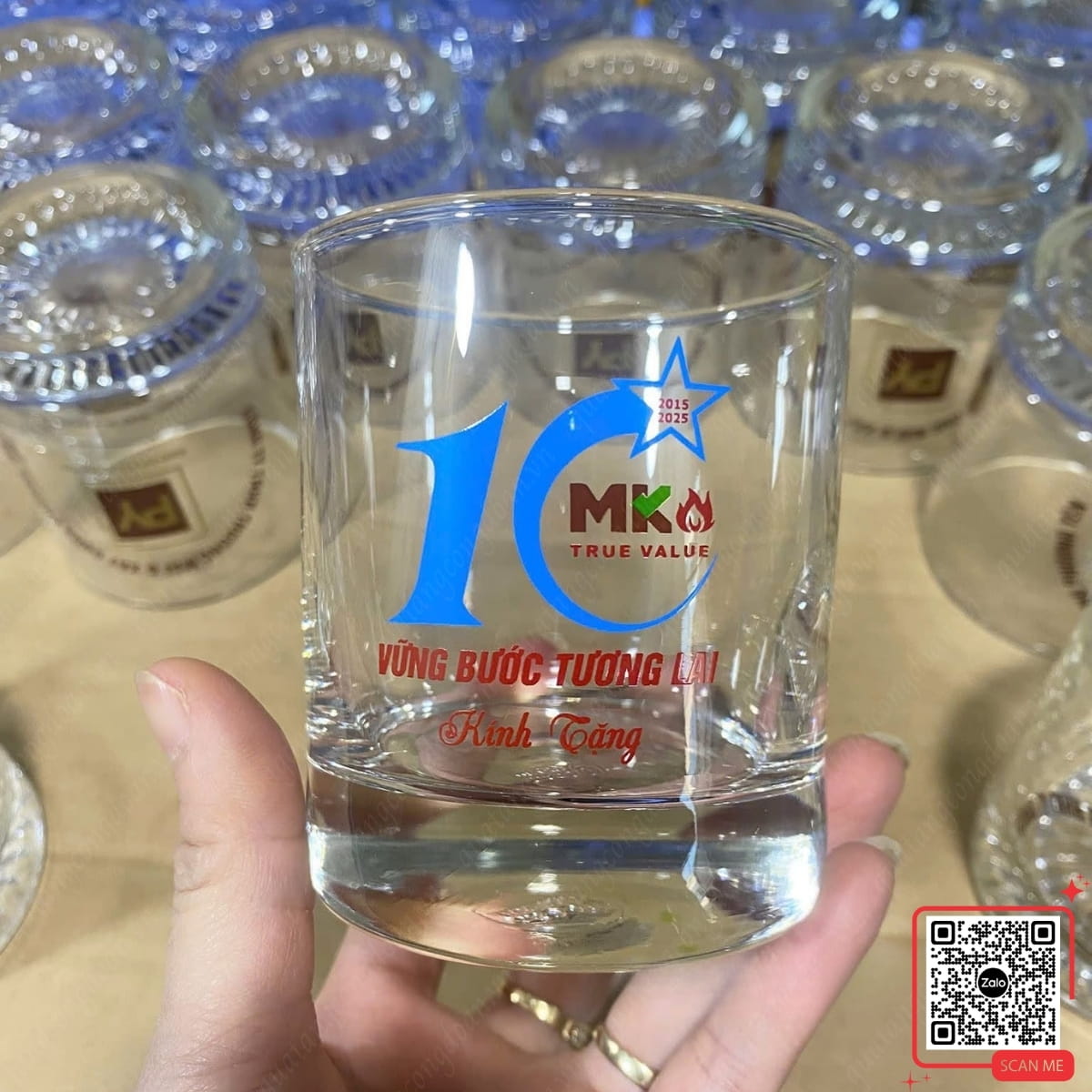 Gợi Ý 10+ Món Quà Tặng Công Đoàn Trường Học Ý Nghĩa, In Logo Theo Yêu Cầu 34 Bộ 6 cốc thủy tinh kỷ niệm 10 năm thành lập Công ty Minh Khuê