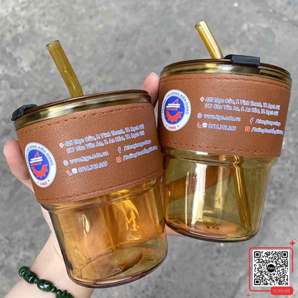 Cốc Thủy Tinh Bao Da In Logo (Kèm Ống Hút) 4 Cốc thủy tinh bao da in logo Trường Cao đẳng Kiên Giang