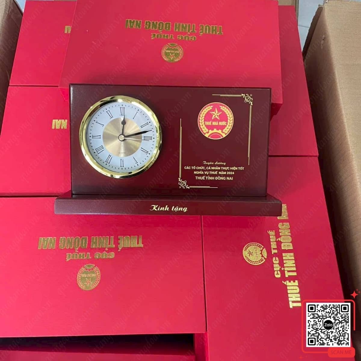 dong-ho-de-ban-go-khac-logo-cuc-thue-tinh-dong-nai Đồng hồ để bàn gỗ khắc logo Cục Thuế tỉnh Đồng Nai