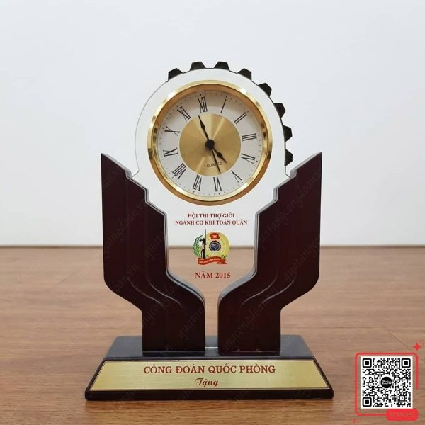Đồng Hồ Pha Lê Đế Gỗ In Logo Công Đoàn Quốc Phòng 3 Đồng hồ để bàn pha lê đế gỗ lưu niệm Công đoàn Quốc phòng