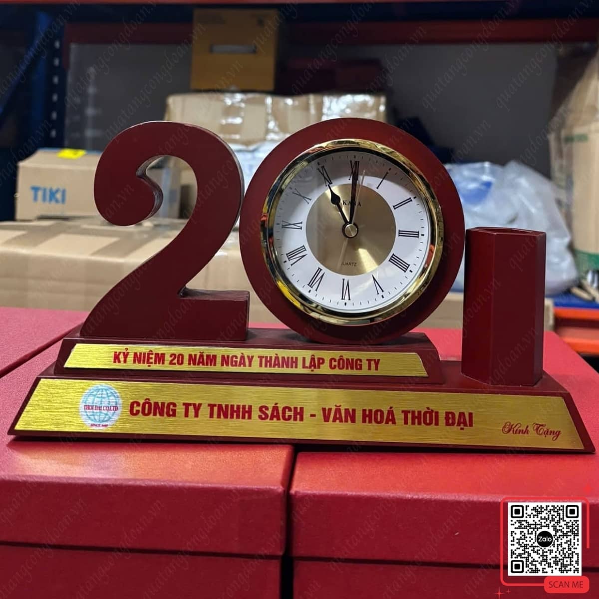 Đồng hồ gỗ để bàn kỷ niệm 20 năm thành lập công ty