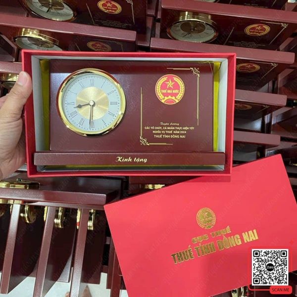 Đồng Hồ Để Bàn Gỗ In Logo Thuế Tỉnh Đồng Nai 4 Đồng hồ gỗ để bàn lưu niệm Cục Thuế tỉnh Đồng Nai