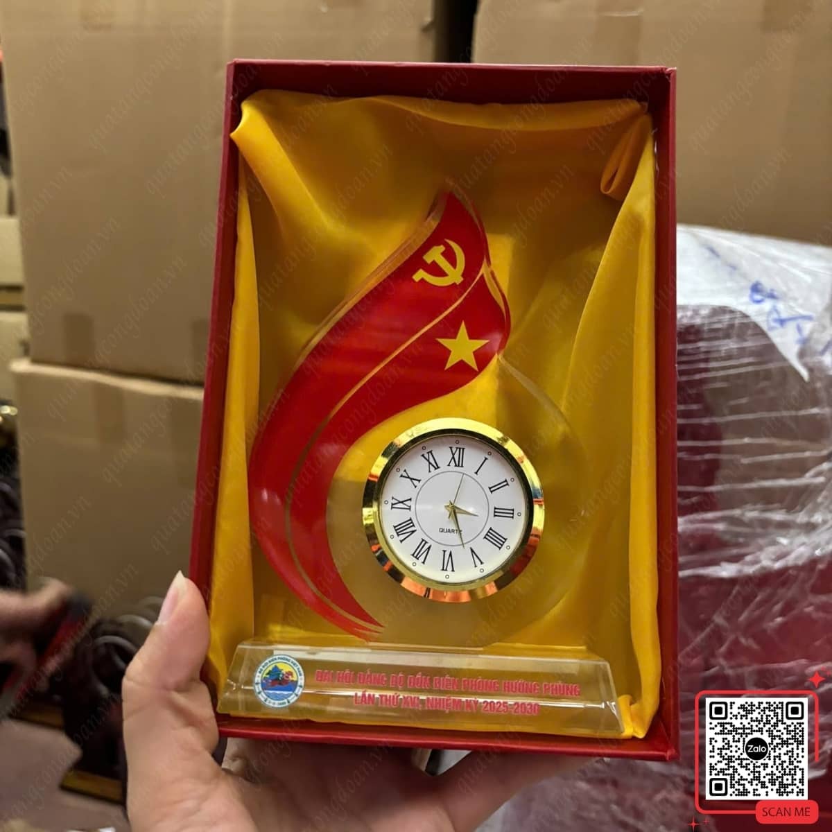 dong-ho-pha-le-cao-cap-hinh-ngon-lua-don-bien-phong-huong-phung Đồng hồ pha lê cao cấp hình ngọn lửa Đồn Biên phòng Hướng Phùng