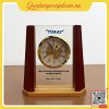 Quà Tặng Đồng Hồ Để Bàn In Logo Công Ty ToRay 2 Đồng hồ pha lê để bàn lưu niệm Công ty Toray