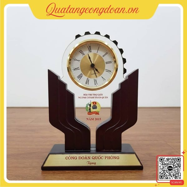 Đồng hồ pha lê đế gỗ quà tặng Công đoàn Quốc phòng cao cấp