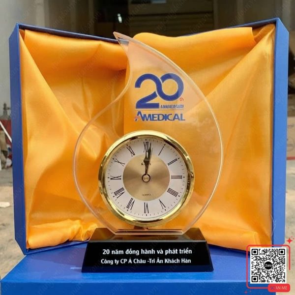 Đồng Hồ Phale Để Bàn Lưu Niệm 20 Năm Thành Lập Công Ty 4 Đồng hồ pha lê quà tặng 20 năm thành lập công ty