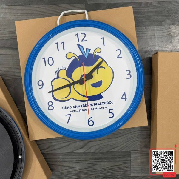 Đồng Hồ Treo Tường Màu Xanh Dương In Mascot BeeSchool 5 Đồng hồ treo tường BeeSchool in hình linh vật mascot