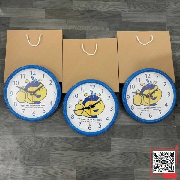 Đồng Hồ Treo Tường Màu Xanh Dương In Mascot BeeSchool 6 Đồng hồ treo tường in logo và mascot Trung tâm Tiếng Anh BeeSchool