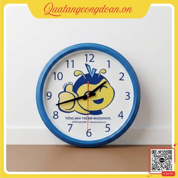 Đồng hồ treo tường màu xanh dương in hình mascot Trung tâm Tiếng Anh BeeSchool